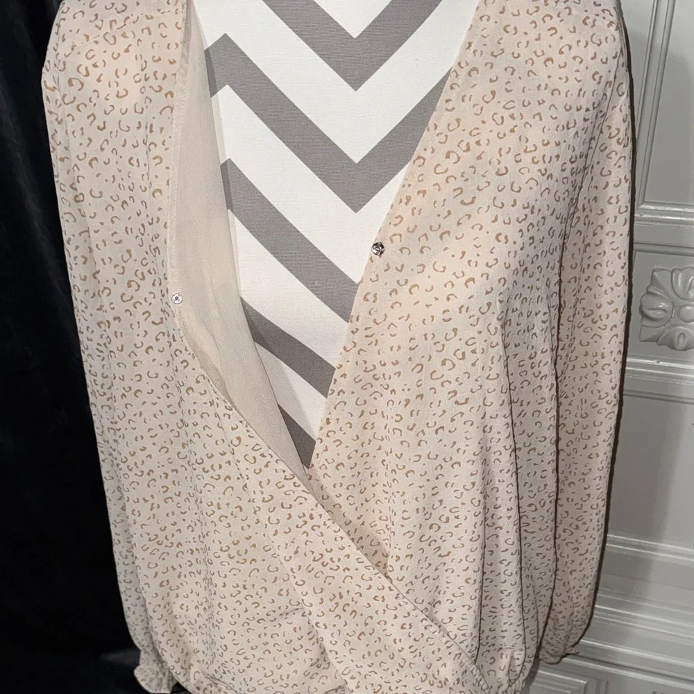 Entro Women's Cream Patterned V-Neck Blouse Size Large - Picture 5 of 12